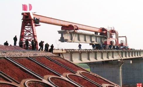 中鐵二十四局鐵路架橋機(jī)架梁中