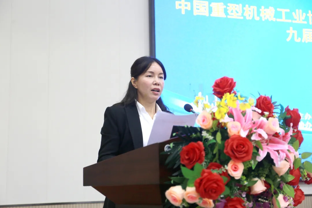 苗紅宣讀《關(guān)于表彰2019年度優(yōu)秀橋、門式起重機(jī)生產(chǎn)企業(yè)的決定》